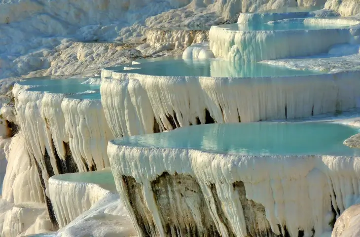 Pamukkale travertenleri Denizli – kış aylarında beyaz teraslarda manzara
